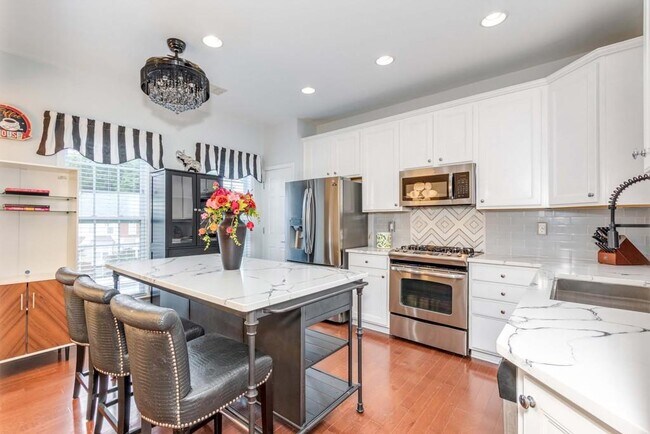 Building Photo - 2345 Limehurst Dr