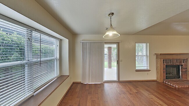 Building Photo - A Beautiful Spacious 3 Bedroom 2 Bathroom Home in Mustang Schools