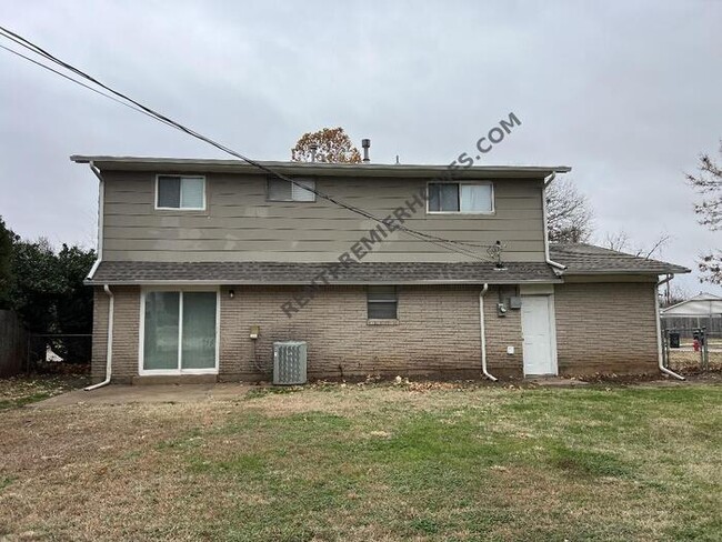Building Photo - 981 NW 5th St. Moore, OK 73160