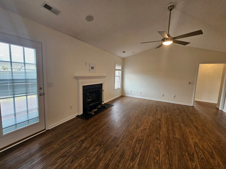 Building Photo - 1503 Flushing Dr