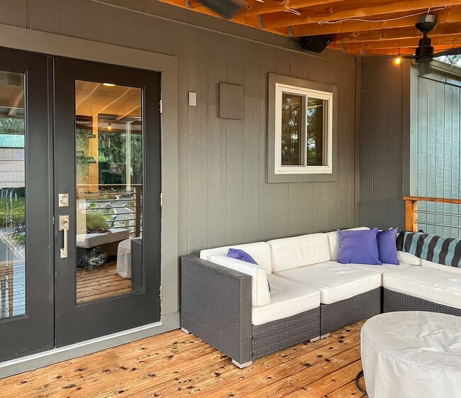 Building Photo - Remodeled 3-Bedroom Single Family Home wit...