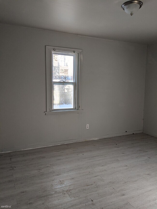Building Photo - 2 br, 1 bath House - 3651 Bedford St Lower...