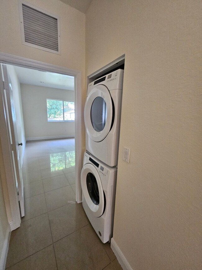 Building Photo - 3/2 Townhouse in East Fort Lauderdale