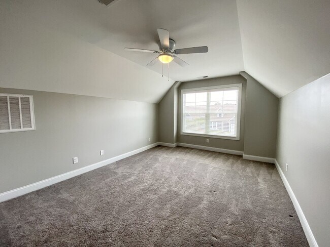 Building Photo - Three Bedroom Townhouse in Cypress Ridge!