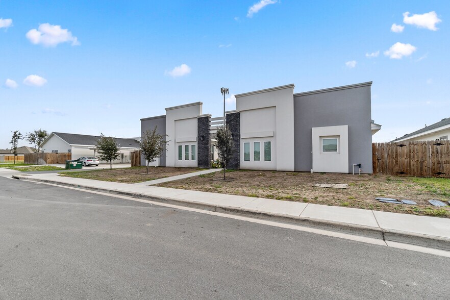 Building Photo - 11018 N 33rd Ln