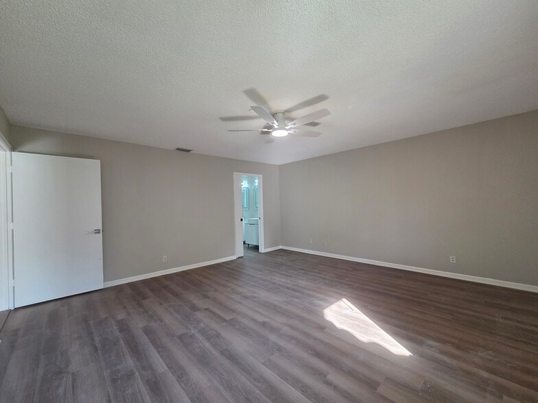 Large Primary Bedroom - 330 NW 67th St