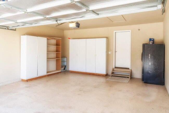 Building Photo - 4009 W Lakeshore Dr