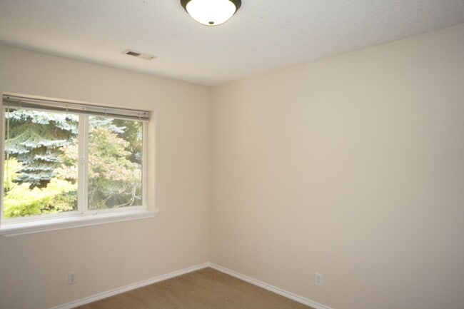 Building Photo - SE Jewel! Spacious living!