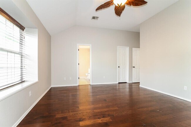Building Photo - 2809 Victoria Dr