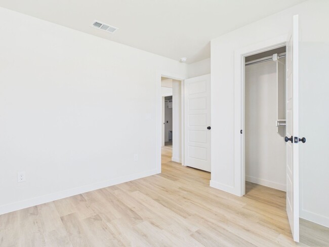 Building Photo - Great 2 Bedroom in West Plains District
