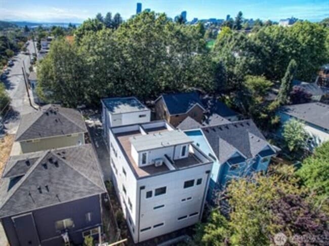 Building Photo - 732 26th Ave S