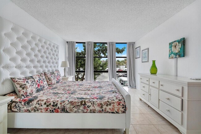 Building Photo - 1000 Parkview Dr