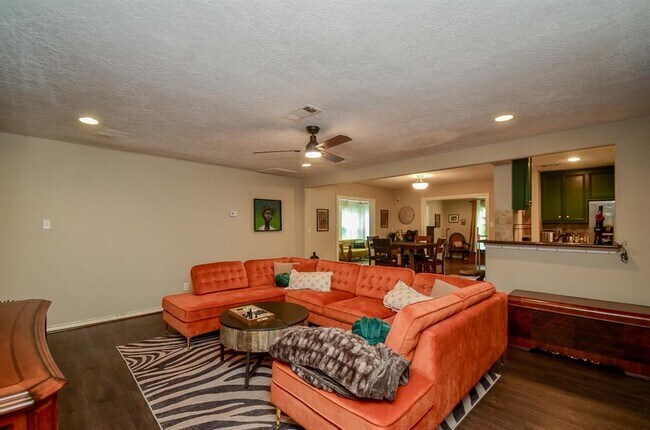 Building Photo - 4315 Fernwood Dr