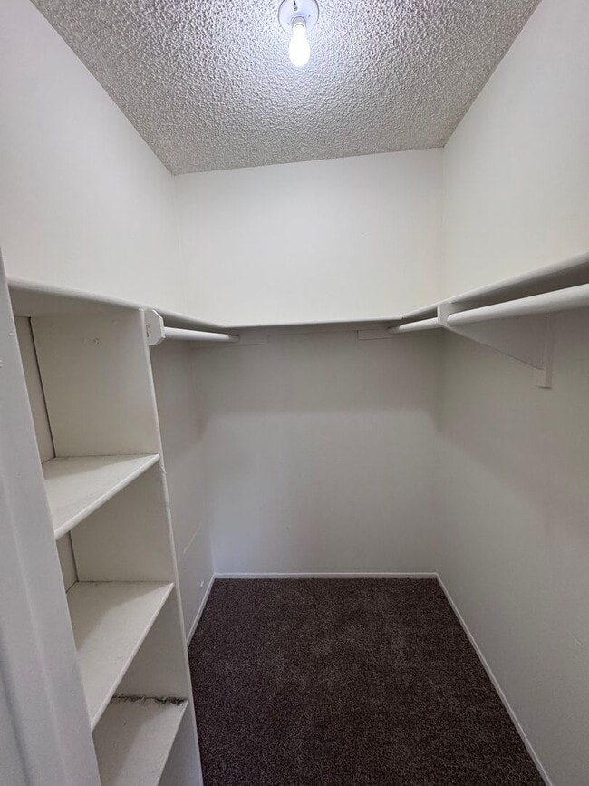 Building Photo - 2 Bedroom 1.5 Bath Attached unit available