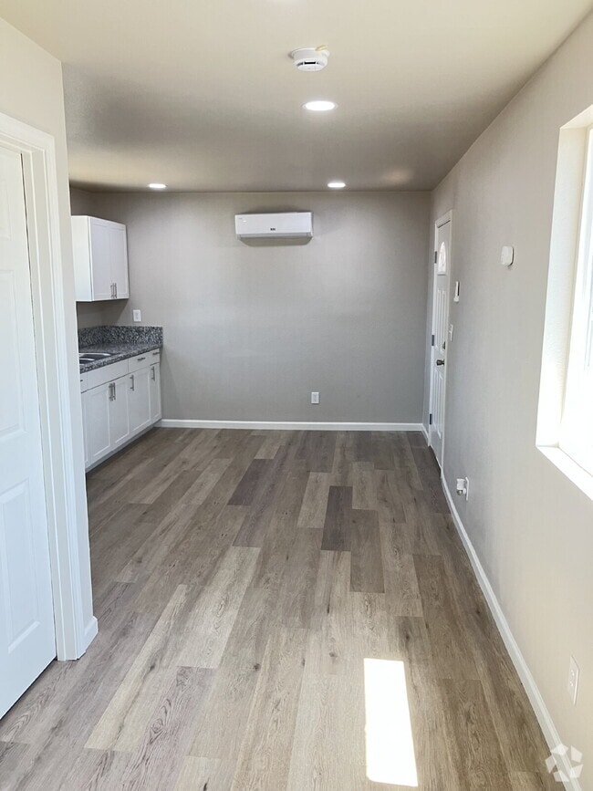Building Photo - Fully Renovated 1-Bedroom!