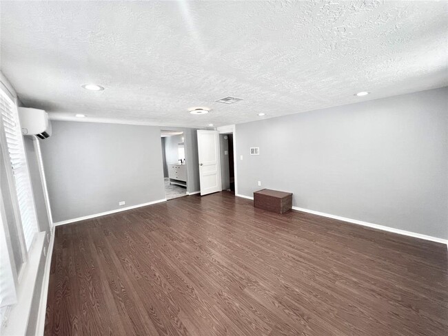Building Photo - 741 E 9th St