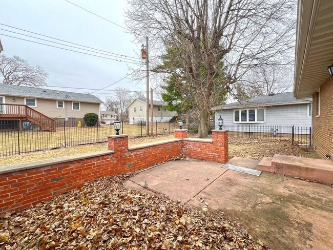 Building Photo - 4 Bedroom, 2 Bathroom Brick Ranch Home For Lease in Peoria, IL