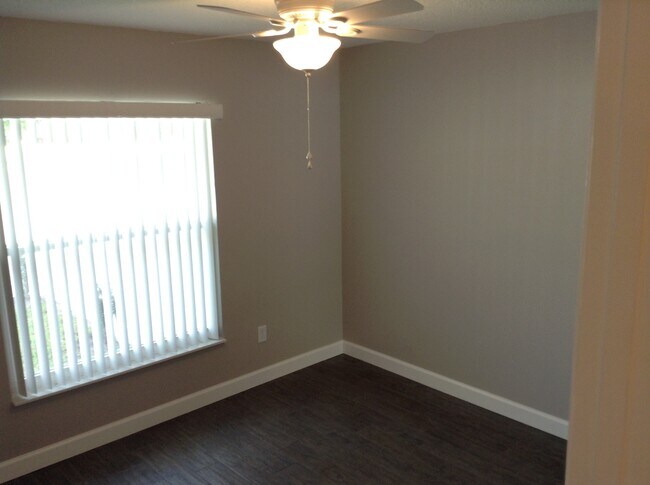 Building Photo - 2 Bedroom/2 Bathroom Triplex with Large Fe...