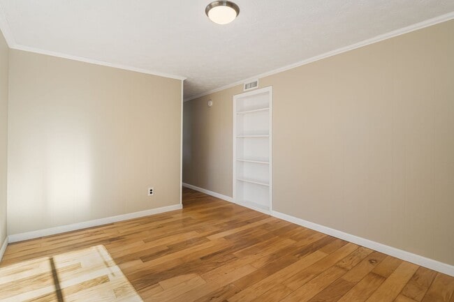 Building Photo - Rare 1-Bedroom in Fairview with Bonus Room...