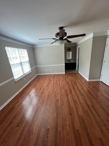 Building Photo - 2135 Pinehurst Ave