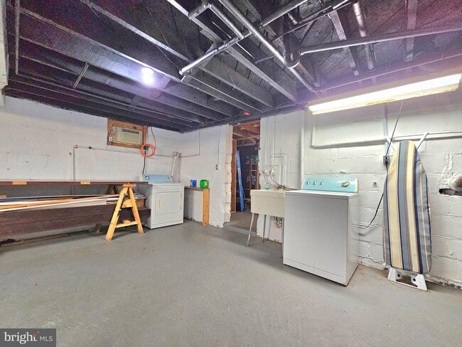 Building Photo - 317 Adahi Rd SE