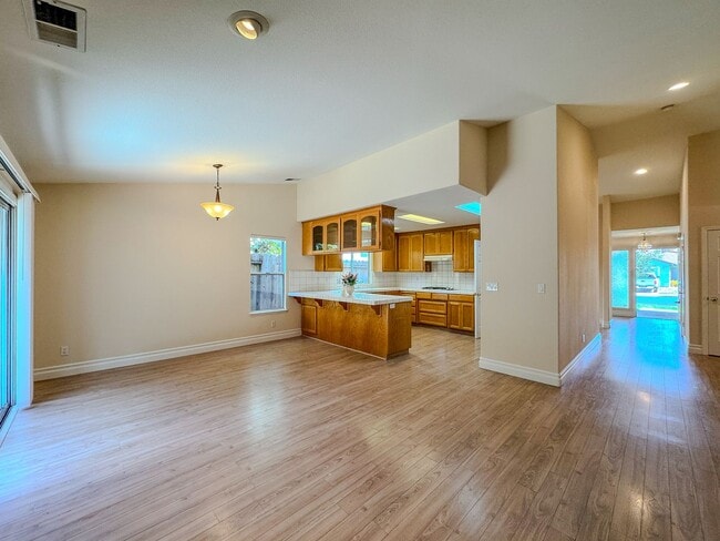 Building Photo - Lovely 3 Bedroom Home!