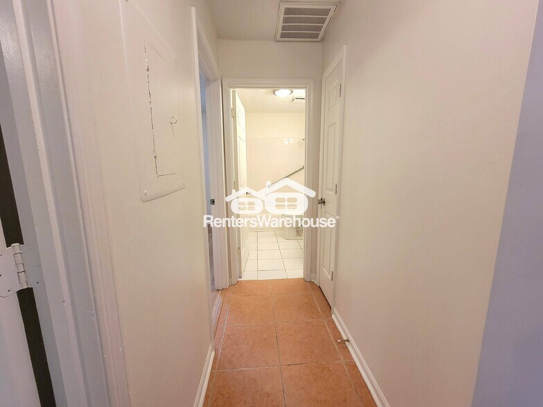 Building Photo - 270 S Jeff Davis Dr