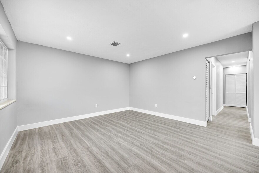 Building Photo - 643 NE 149th St