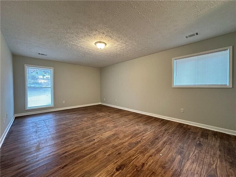 Building Photo - 3243 River Oak Pl