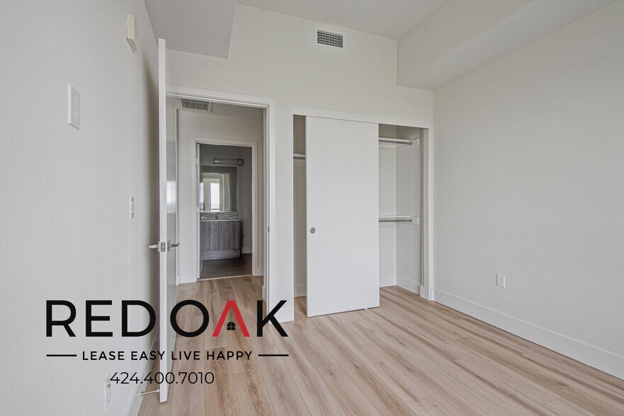 Building Photo - 1331 W 7th St