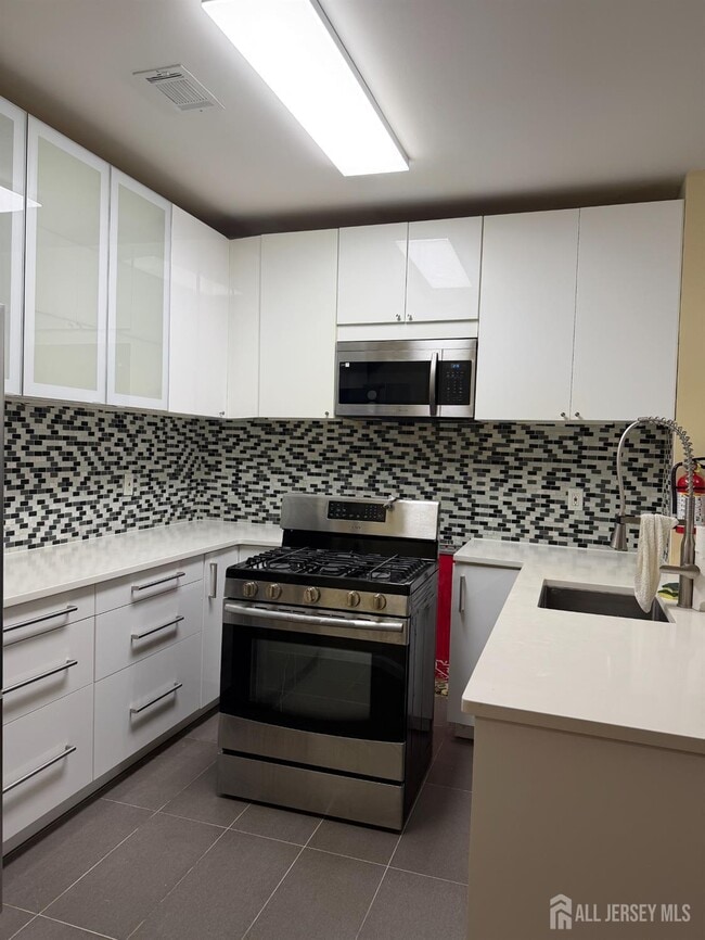 Building Photo - 5061 Beech Ct