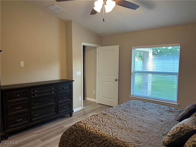 Building Photo - 1005 SW 36th St