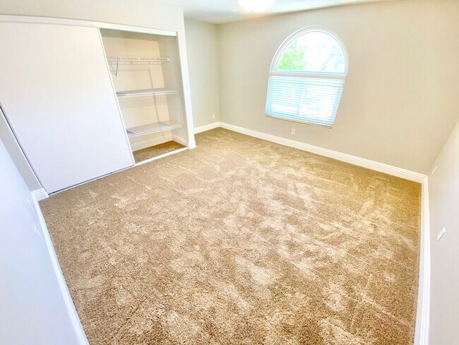 Building Photo - BEAUITFUL GATED PROPERTY 6 BEDROOMS/3 FULL...