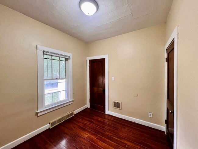 Building Photo - 3 Bedroom House