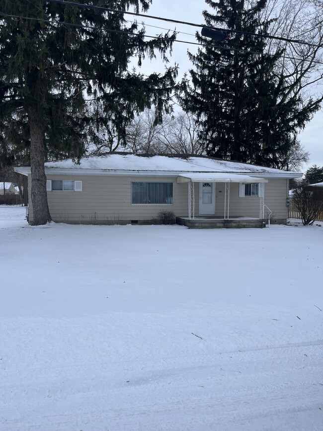 Building Photo - 915 Dempster St