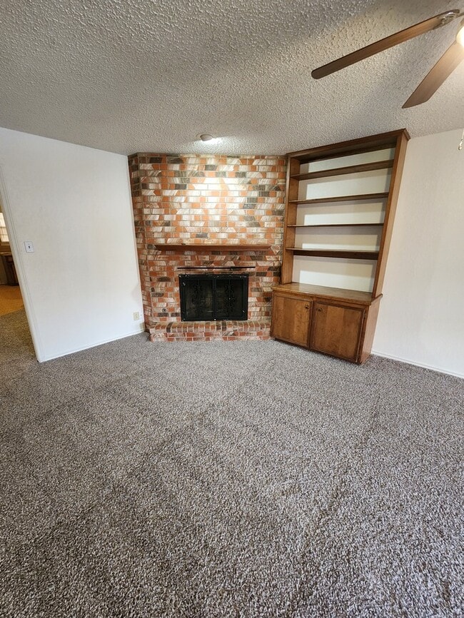 Building Photo - 3 bed 2 bath duplex