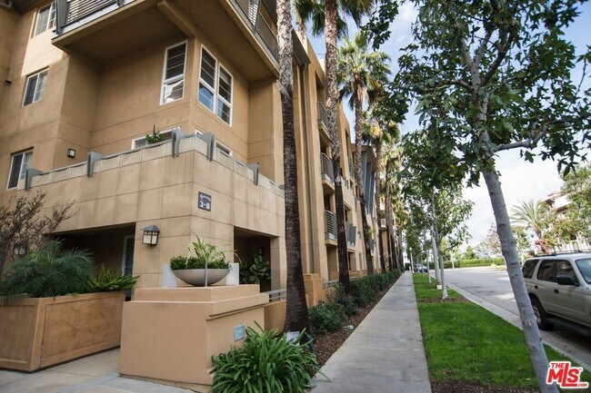 Building Photo - 5831 Seawalk Dr
