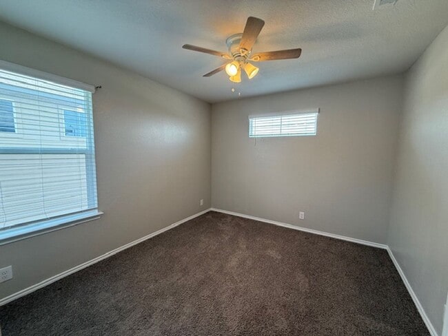 Building Photo - Move in Ready 3 Bedroom Two-story Home
