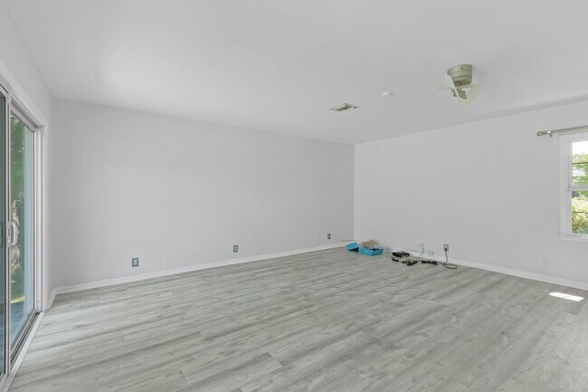 Building Photo - Beautiful 3-Bedroom Home with Pool in Tarzana!