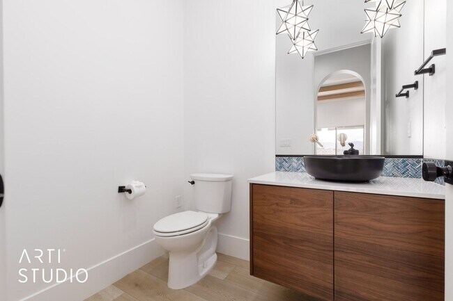 Building Photo - Beautiful 6 Bedroom 4.5 Bathroom Home in D...