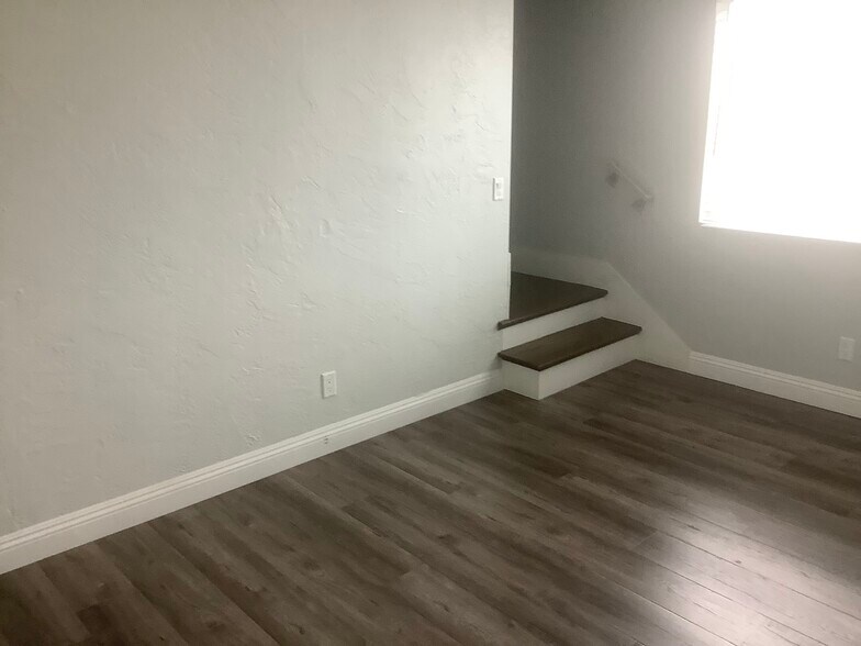 Building Photo - 2121 Vanderbilt Ln
