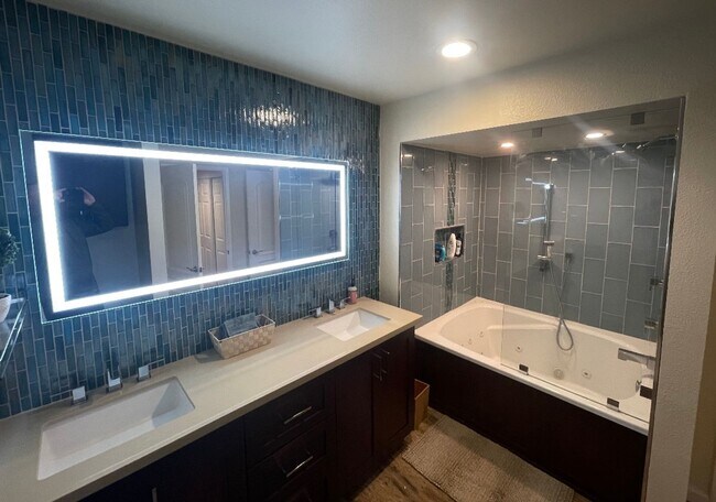 Building Photo - Fully Furnished, 1 bed/ 1 bath Point Loma condo close to the Bay & Liberty Station!