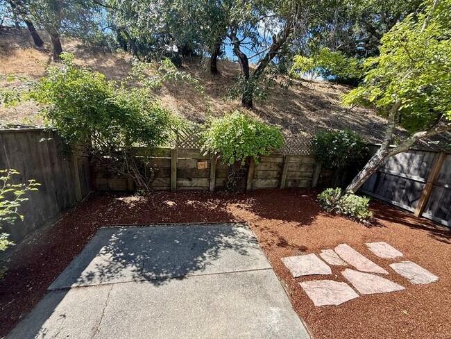 Building Photo - SPACIOUS 3 BED  2.5 BATH END UNIT TOWNHOME IN SAN MARIN VALLEY