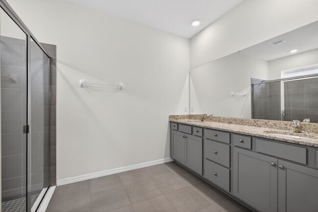 Building Photo - 4 Bedroom in Gated Community!