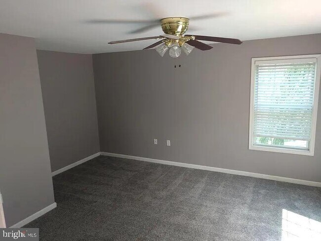 Building Photo - 356 Oak Lee Dr