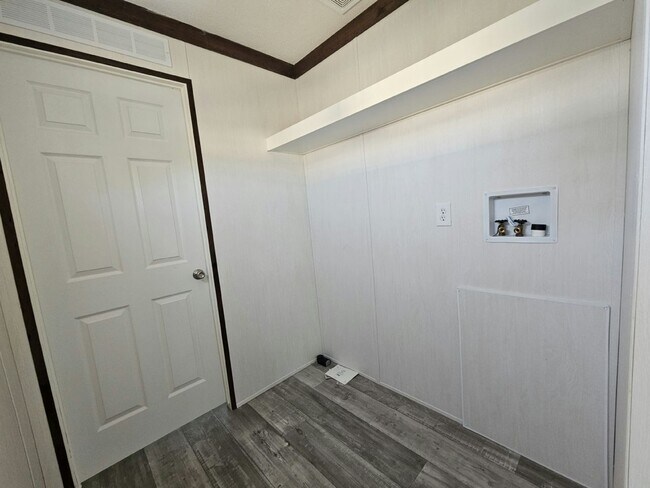 Building Photo - 447 Suwanee Dr