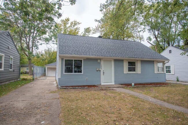 Building Photo - 4 bedroom 2 Bath home!!