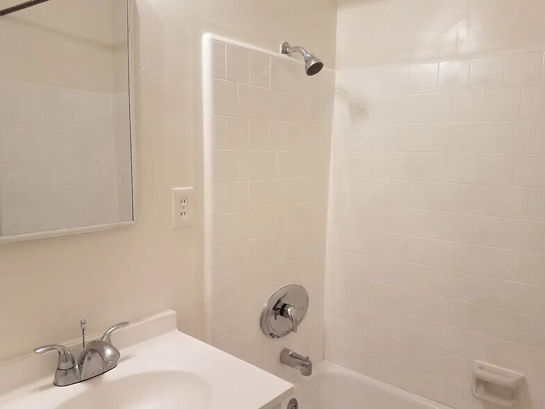 Building Photo - 4021 1/2 McLaughlin Ave