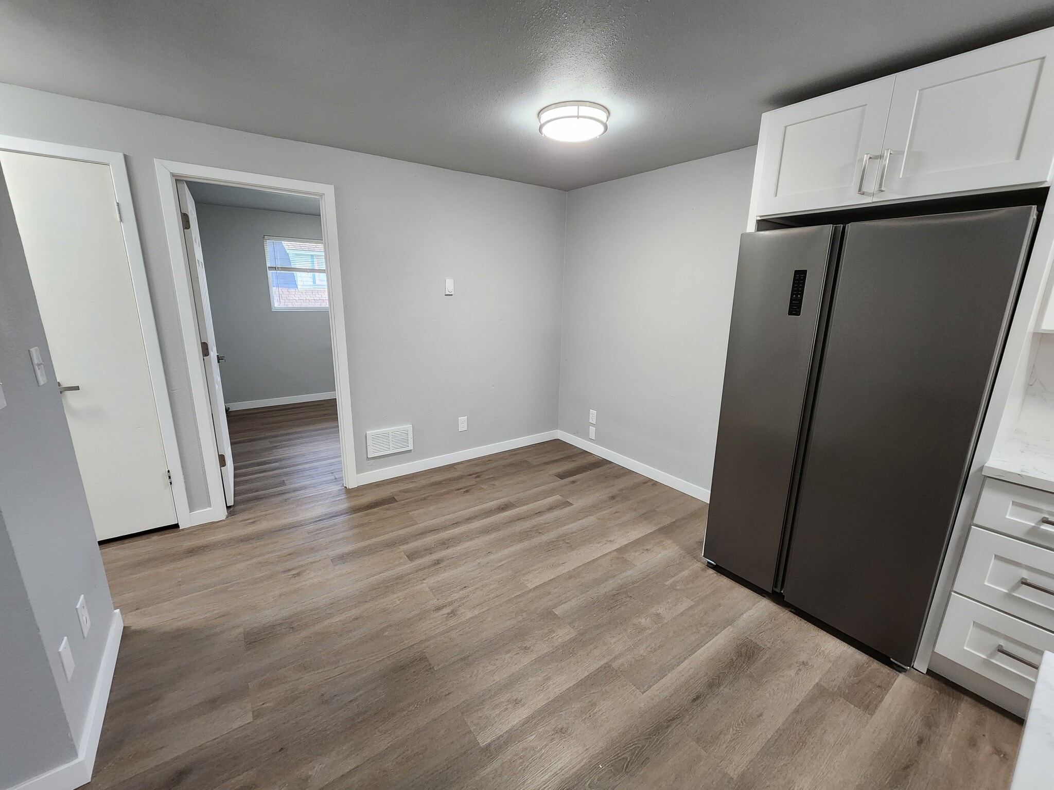 Building Photo - 819 E 2nd St