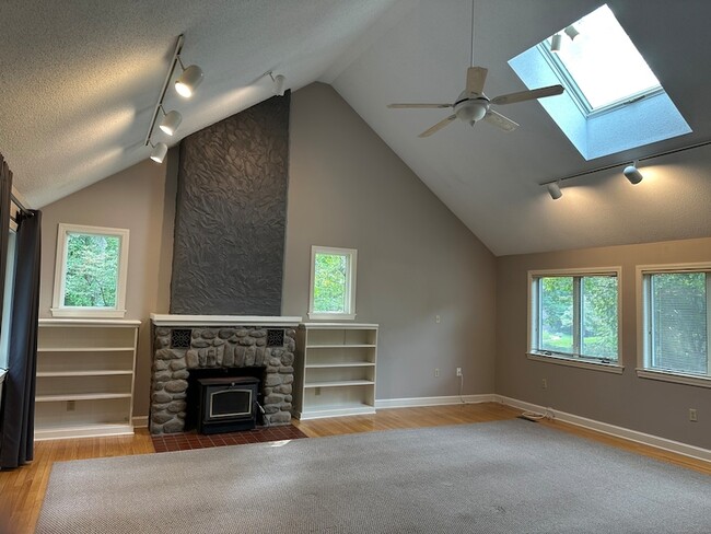 Building Photo - 135 Oregon Rd